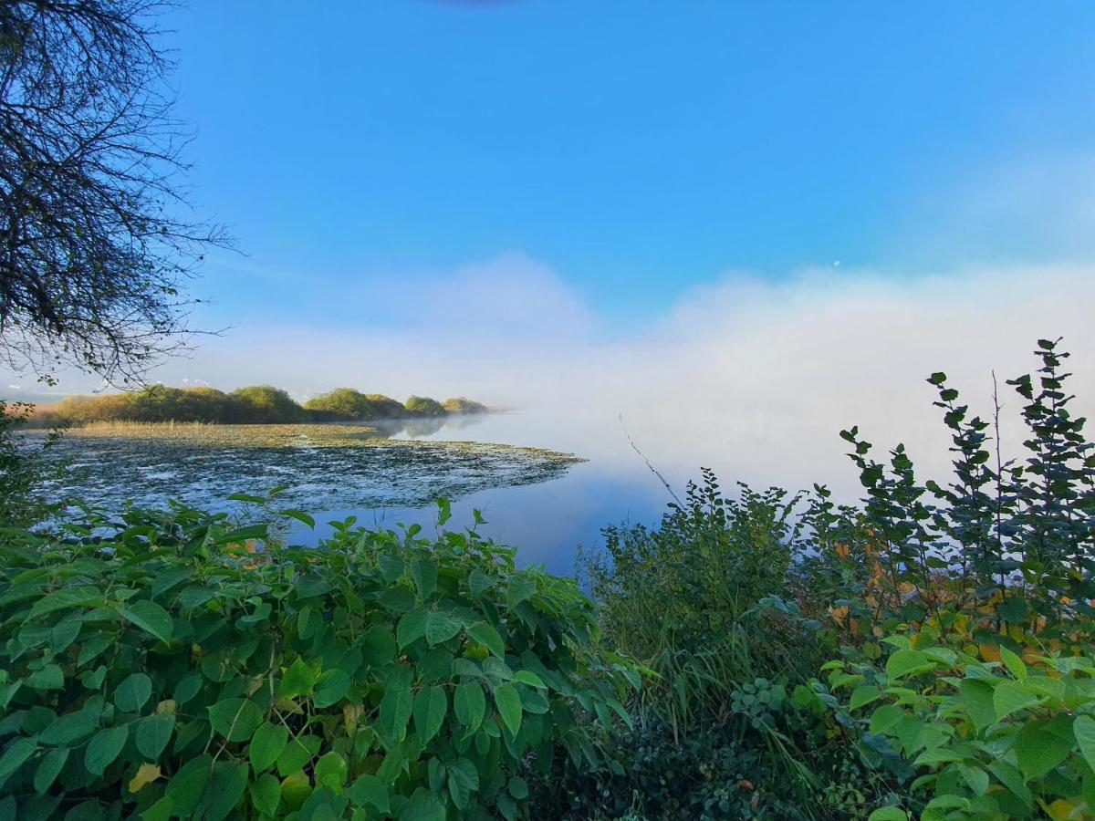 River Mosel Holiday Homes, Meerfeld Studio With A Lake View 外观 照片